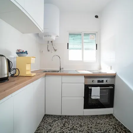 Traditional 2 Double Bed In Quiet Square Appartement