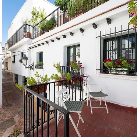 Traditional 2 Double Bed In Quiet Square Appartement