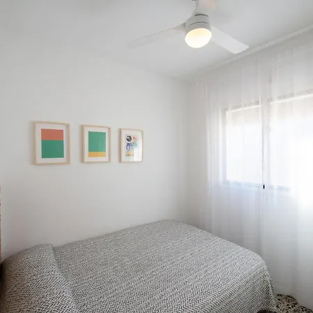 Traditional 2 Double Bed In Quiet Square Appartement *
